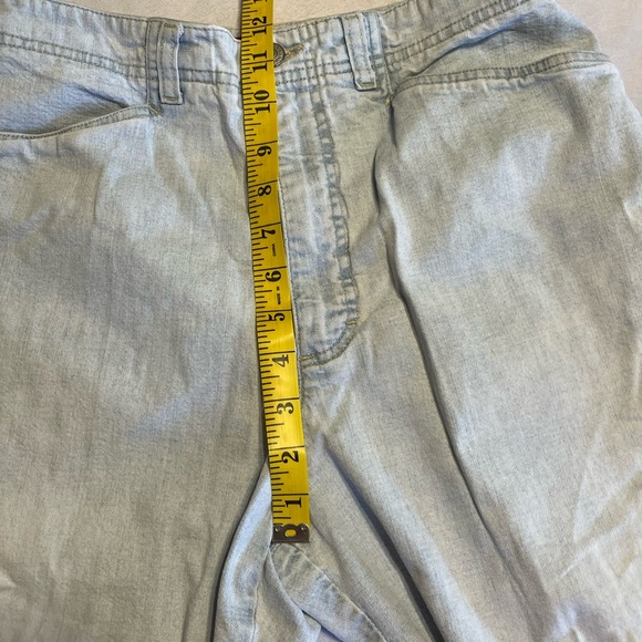 3/$15 Gloria Vanderbilt women’s size 12 petite light wash denim capris - Picture 3 of 8